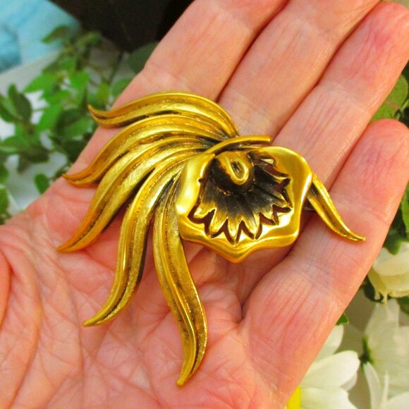 Vintage TORTOLANI Floral Brooch: 24K Gold Plated Flower & Leaf Jewelry - Picture 6 of 16